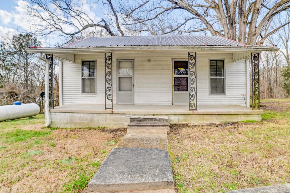Peaceful Cottage with Yard 2 Mi to Kentucky Lake!